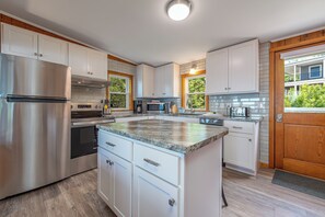 Wasserkocher mit Kaffee-/Teezubehör, Kühlschrank, Mikrowelle, Ofen