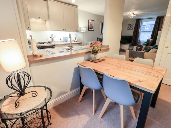 Cottage | Dining