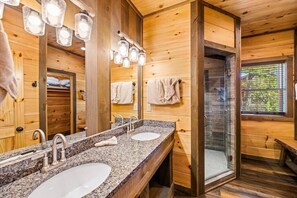 Ferienhütte, Mehrere Betten, Kamin, Bergblick | Badezimmer | Handtücher, Toilettenpapier