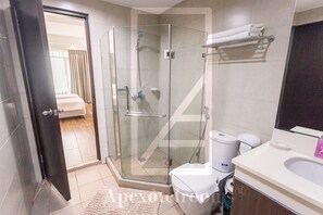 Dusche, Haartrockner, Handtücher, Shampoo