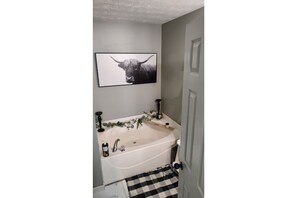 Combined shower/bathtub, towels, soap, toilet paper - Cozy, Five bedroom Ranch Home. (Grovetown)