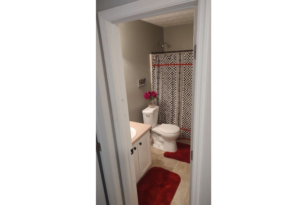 Tina con regadera, toallas, jabón, papel de baño 