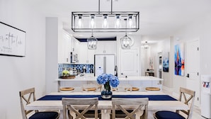 Dining - Luxury Waterfront Condo W/pool & Views! (Horseshoe Bay)
