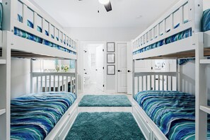 คอนโด, หลายเตียง, อ่างน้ำร้อน (Lakeside Retreat) | 3 ห้องนอน, ห้องพักตกแต่งอย่างมีเอกลักษณ์, ตกแต่งพิเศษโดยเฉพาะ, Wi-Fi ฟรี