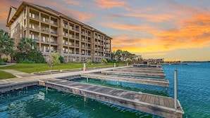 Exterior - Luxury Waterfront Condo W/pool & Views! (Horseshoe Bay)
