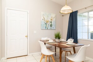 Casa, letti multipli, accesso alla piscina, vista giardino | Ristoranti