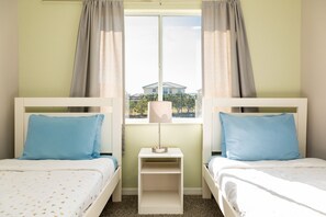 Casa, varias camas, acceso a la alberca, vista al jardín | 4 habitaciones, wifi gratis y ropa de cama