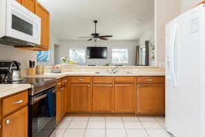 Casa, varias camas, acceso a la alberca, vista al jardín | Cocina privada | Refrigerador, microondas, horno y parrilla de estufa