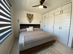 办公桌、免费 WiFi、床单