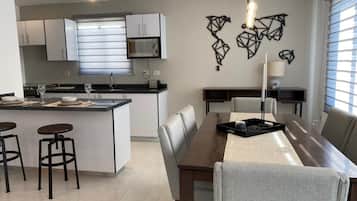 Casa geminada família | Área de estar | TV de tela plana