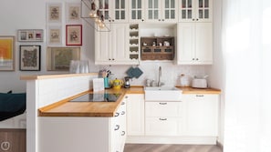 Mikrowelle, Ofen, Hochstuhl, Esstisch