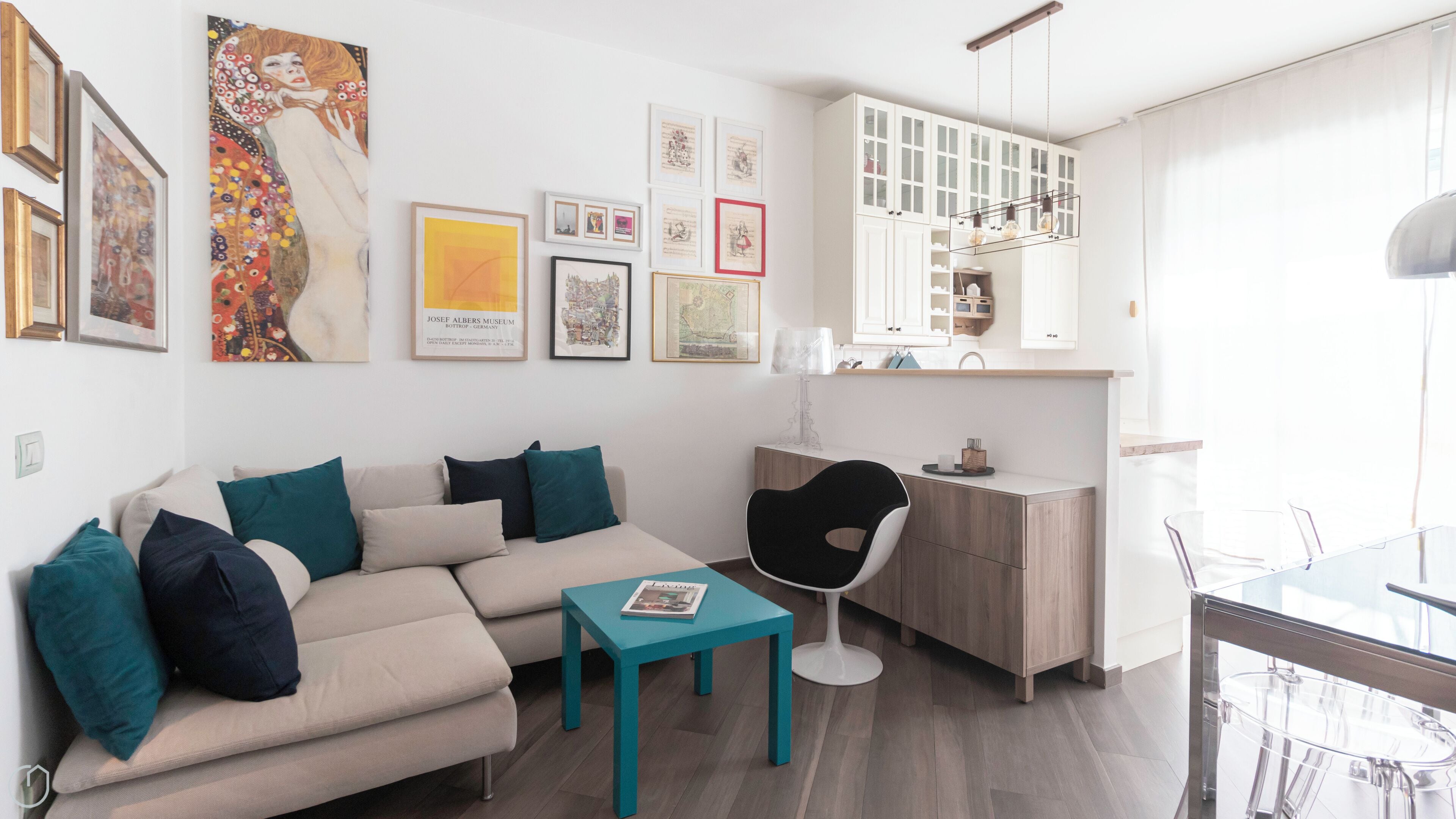 Apartamento (2 Bedrooms) | Zona de estar | Televisión de pantalla plana de 55 pulgadas con canales por cable