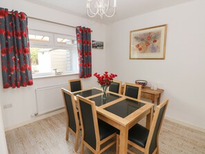 Dining - Sandtop (Tenby)