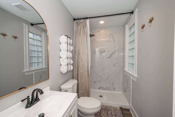 Condo, 1 Queen Bed, Kitchen | Bathroom | Shower, hair dryer, towels