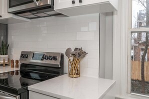 Condo, 1 Queen Bed, Kitchen | Private kitchen | Fridge, microwave, oven, stovetop - Luxe Spot 2 (Covington)