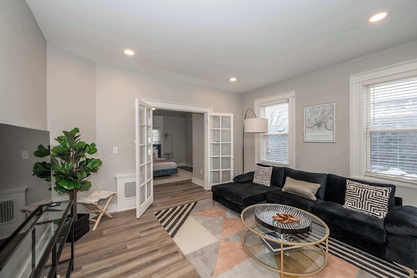 Condo, 1 Queen Bed, Kitchen | Living area | 40-inch TV with digital channels