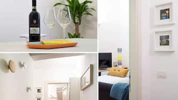 1 habitación, escritorio, tabla de planchar con plancha y ropa de cama