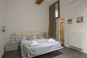 Apartamento básico, várias camas | 2 quartos, escrivaninha, espaço de trabalho para notebook