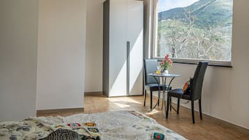 三人房 | 羽绒被、笔记本电脑工作区、免费 WiFi、床单