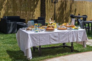 包含每日当地美食早餐