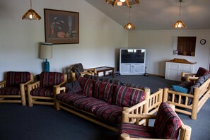 Fernseher, Kamin, DVD-Player, Tischtennisplatte