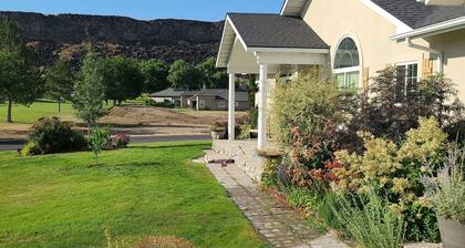 Executive Stay, Golf, Fish, Hike, Walk, Spacious Home, Quiet and Peaceful