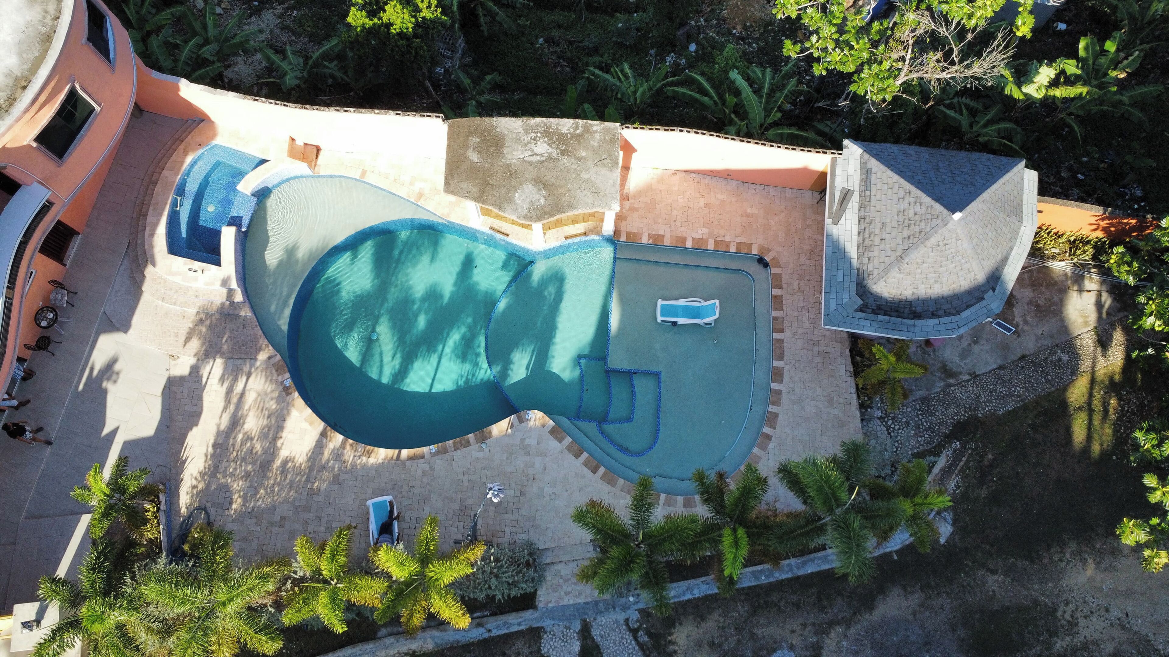 室外游泳池，日光浴躺椅