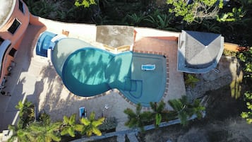 Kolam renang outdoor, dengan kursi berjemur