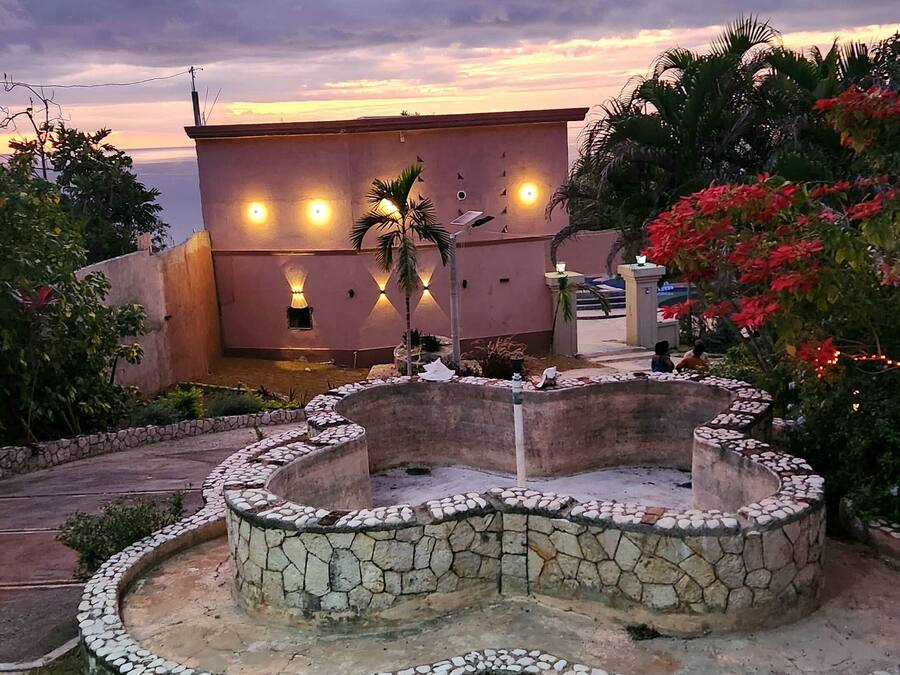 Fachada da propriedade à noite