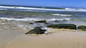 A beach with clear water, waves, and rocks. - Dar Tawarta (Dakhla)
