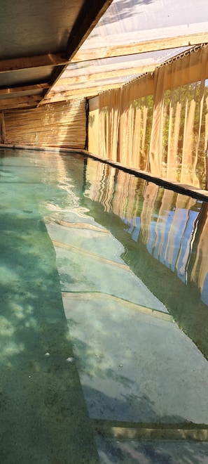 Piscine couverte, chaises longues