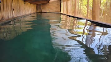 Piscina coperta, lettini