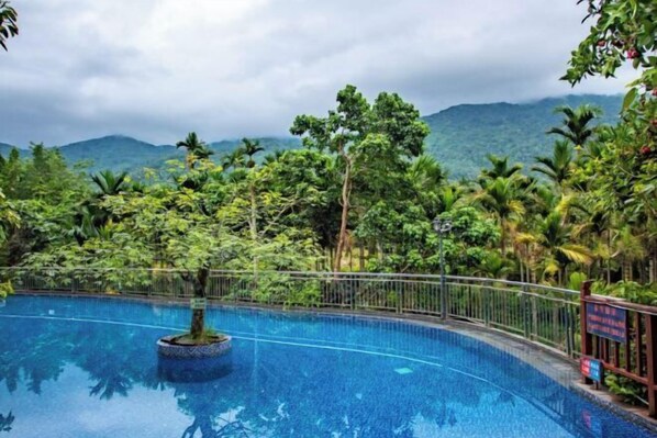 Outdoor pool - Malai Hot Spring Holiday Hotel (Baoting)