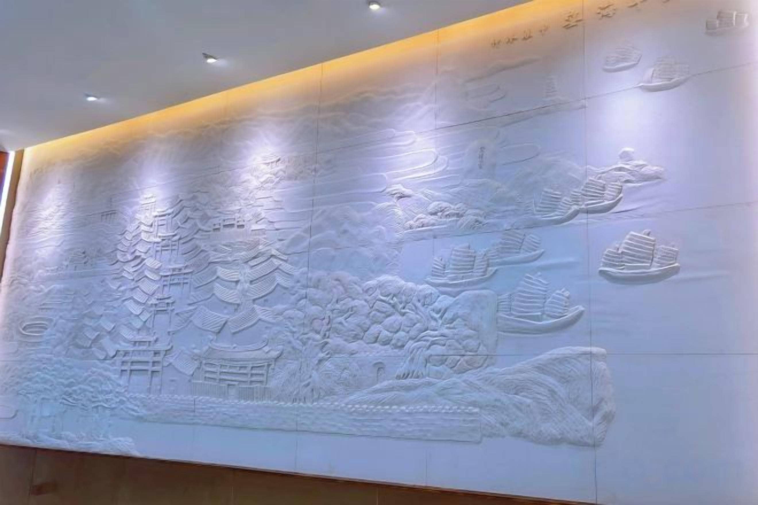 Un detallado relieve en la pared con elementos arquitectónicos tradicionales.