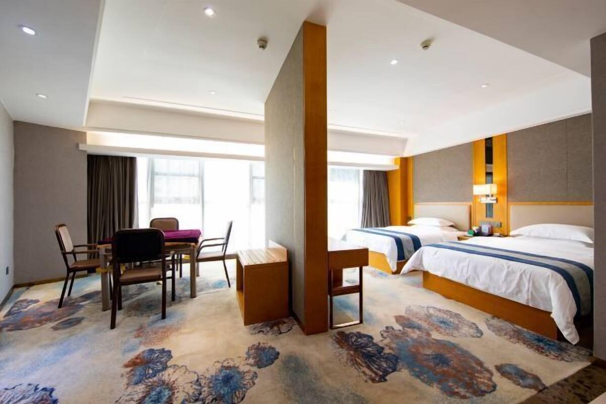 Ein Hotelzimmer mit einem Bett, einem Schreibtisch und einem Sessel.