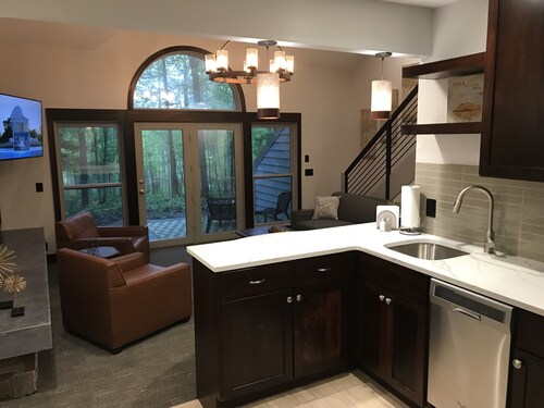 Fully Renovated Condo - Sleeps 7!