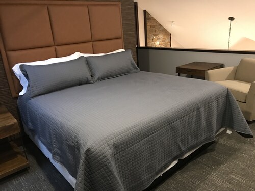 Fully Renovated Condo - Sleeps 7!