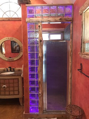 Secador de cabelo, toalhas de banho, sabonete, shampoo