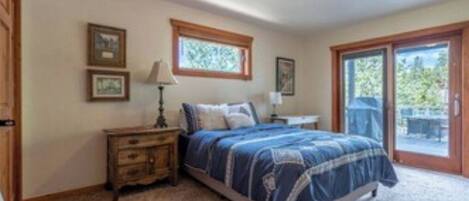 2 chambres, bureau, fer et planche à repasser, lit parapluie