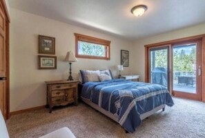 2 habitaciones, escritorio y tabla de planchar con plancha