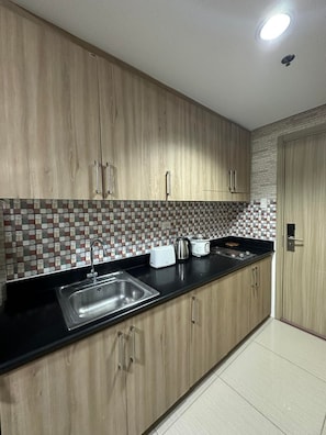 Fridge, microwave, stovetop, electric kettle