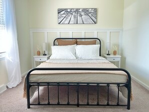 2 habitaciones, escritorio, tabla de planchar con plancha y wifi