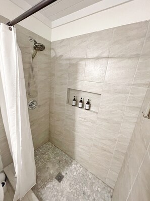 Douche, sèche-cheveux, serviettes fournies, savon