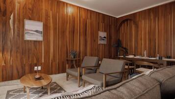 Apartamento superior | Zona de estar | Televisión de 32 pulgadas con canales digitales, Netflix