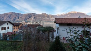 A residential area with houses and a mountain backdrop. - Casa Giulia by Wonderful Italy (Lezzeno)