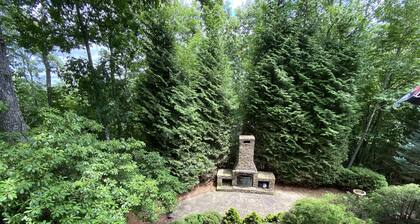 Luxurious Cabin with Stunning Mountain Views and Outdoor Fireplace in Sky Valley