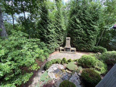 Luxurious Cabin with Stunning Mountain Views and Outdoor Fireplace in Sky Valley