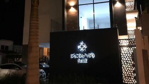 Un bâtiment moderne sur lequel on peut lire l’inscription « ESCONDIDO BLUE ».