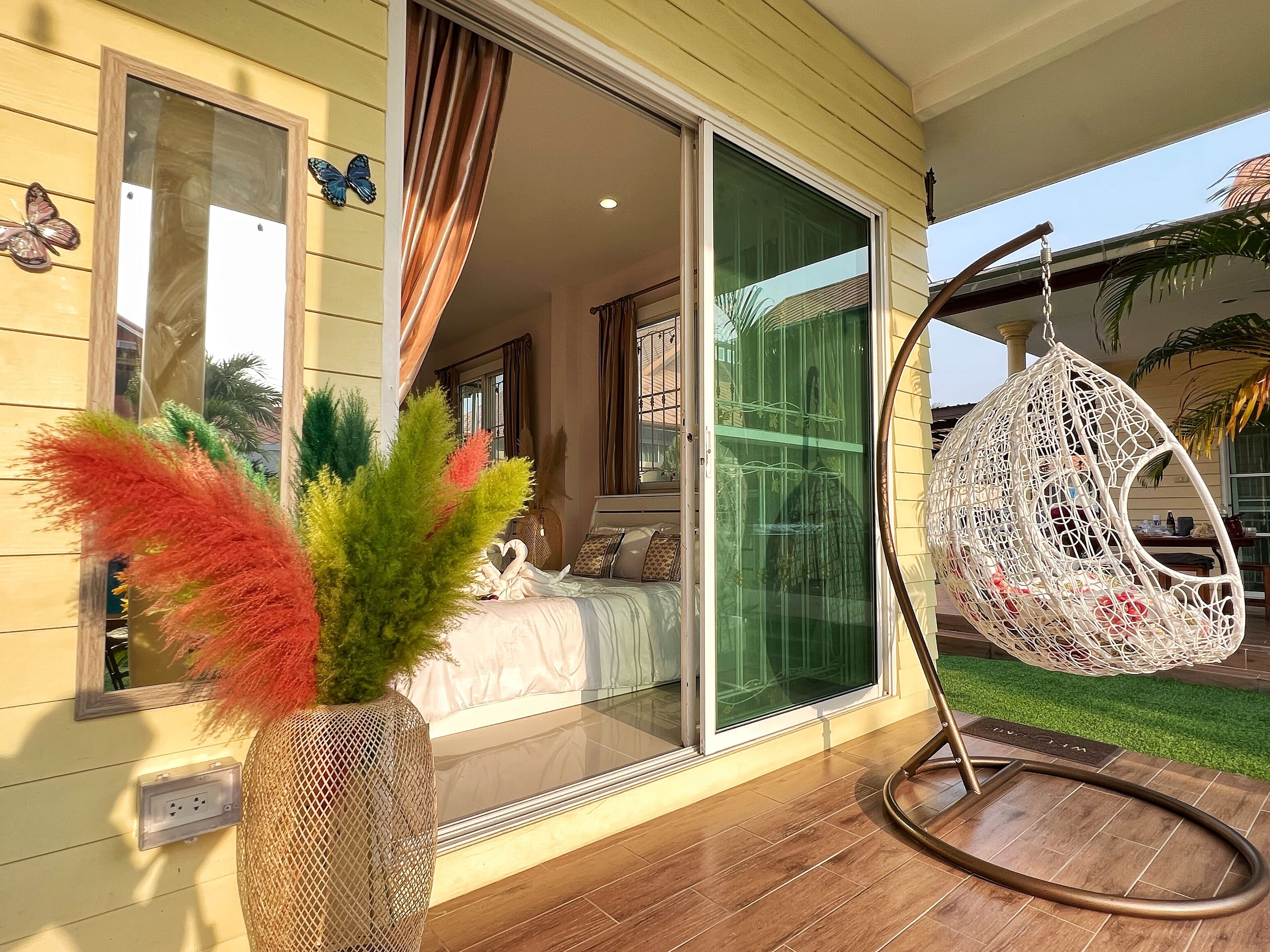 4 bedrooms, iron/ironing board, WiFi, bed sheets