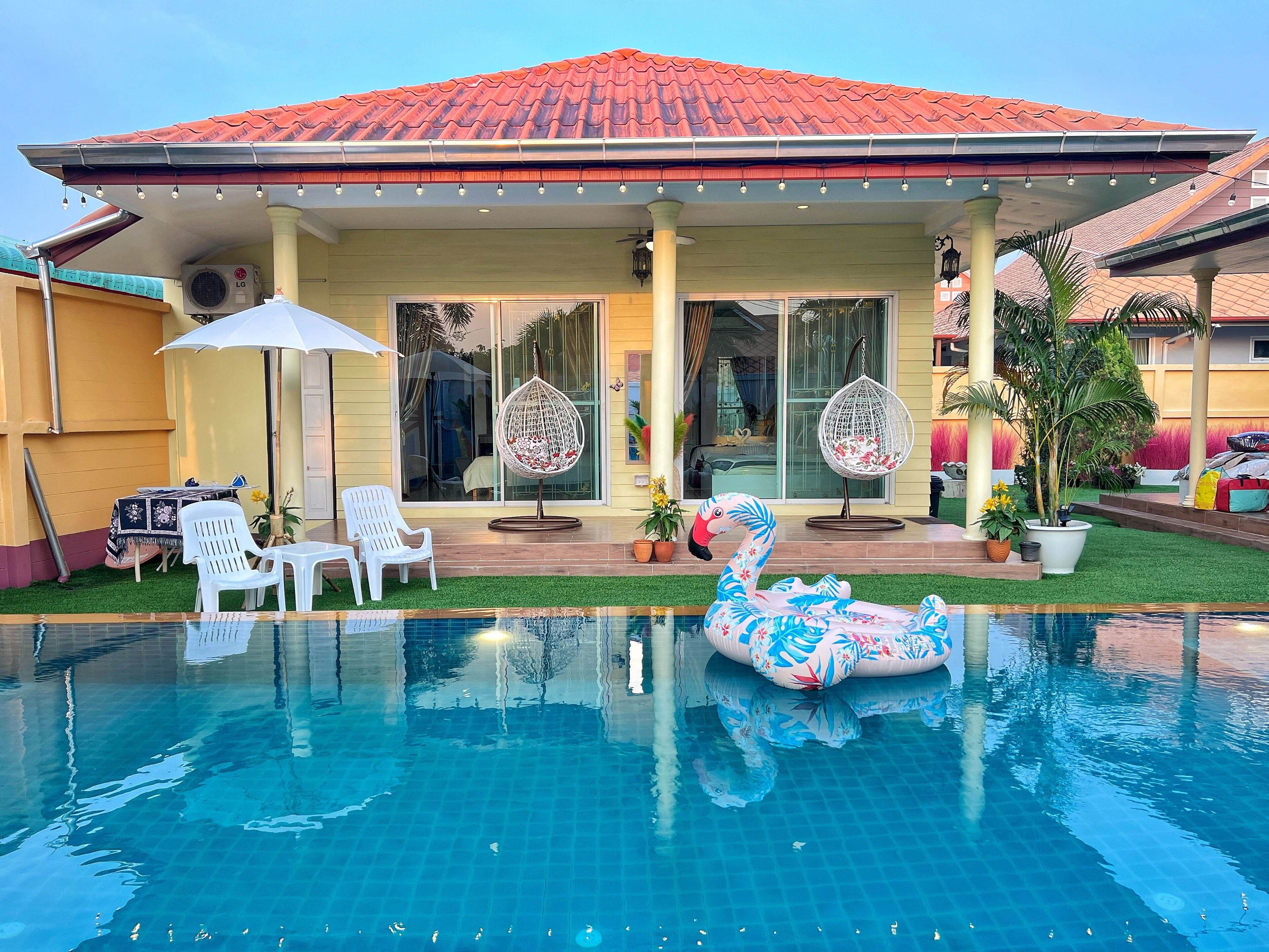 من حمّامات السباحة المغطاة